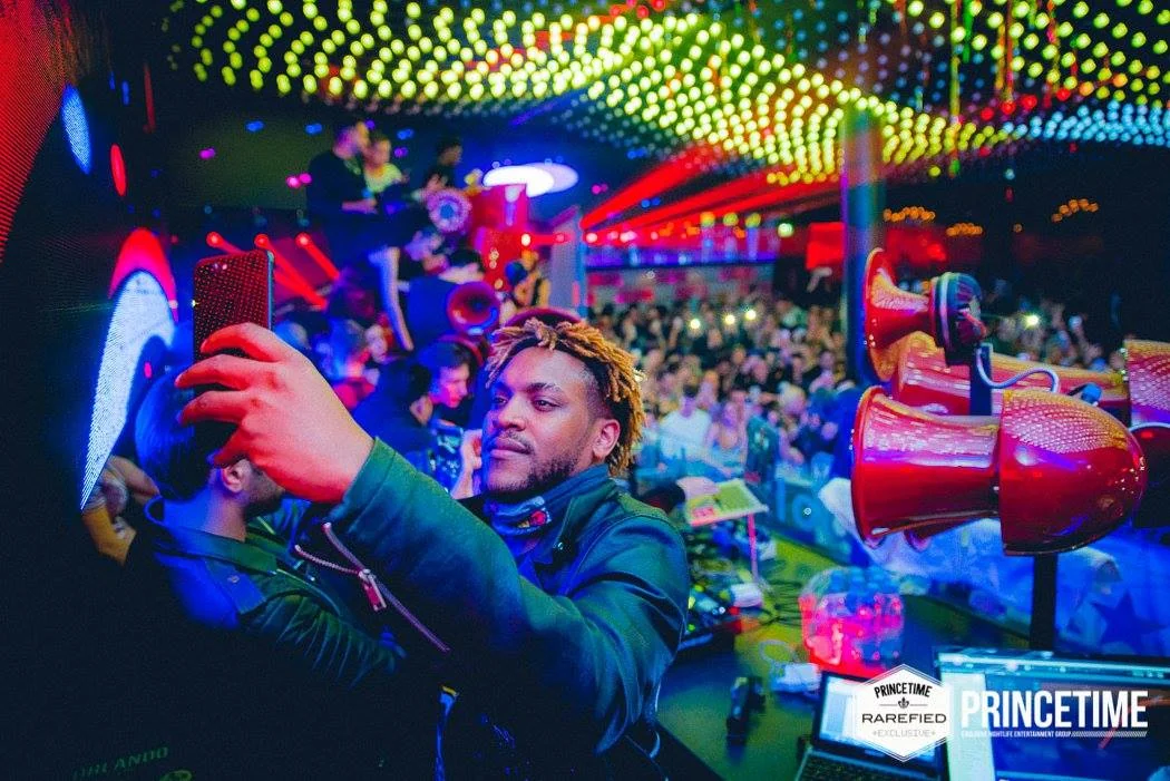 DJ King Halim mit dem Publikum im Hintergrund