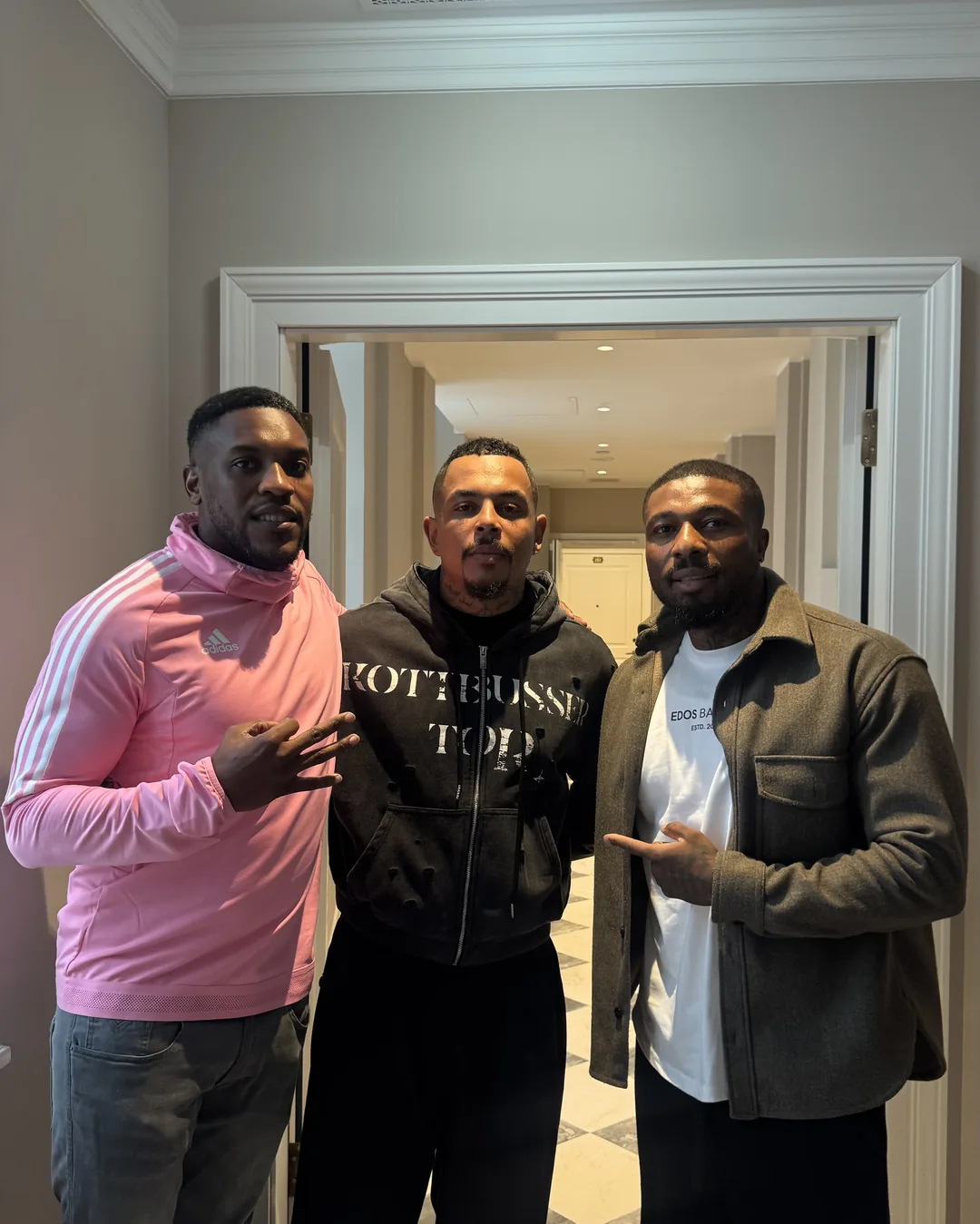 DJ King Halim in Pink mit Luciano und Begleitung im Hotel