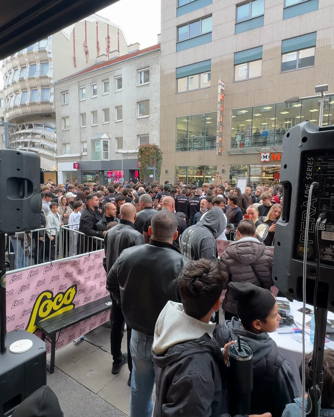 Volle Favoritenstraße vor Loco Chicken beim Opening mit Luciano