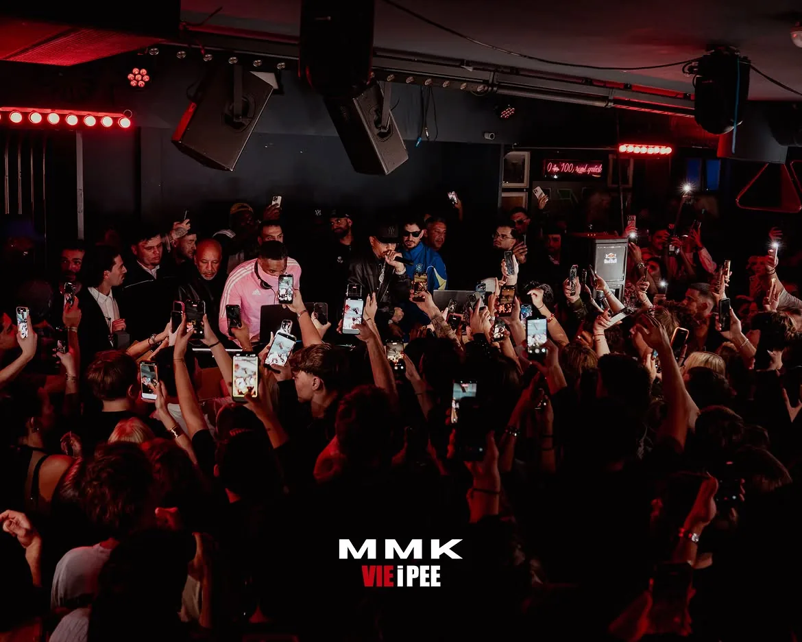 Volle Tanzfläche im VIE I PEE bei der Aftershow, DJ-Pult im Hintergrund