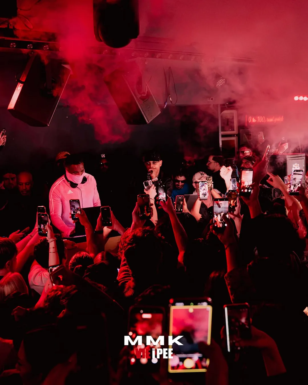 DJ King Halim am Pult im VIE I PEE im roten Licht und Bühnennebel