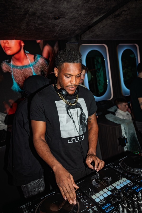 DJ King Halim live im Club am Pioneer-DJ-Set