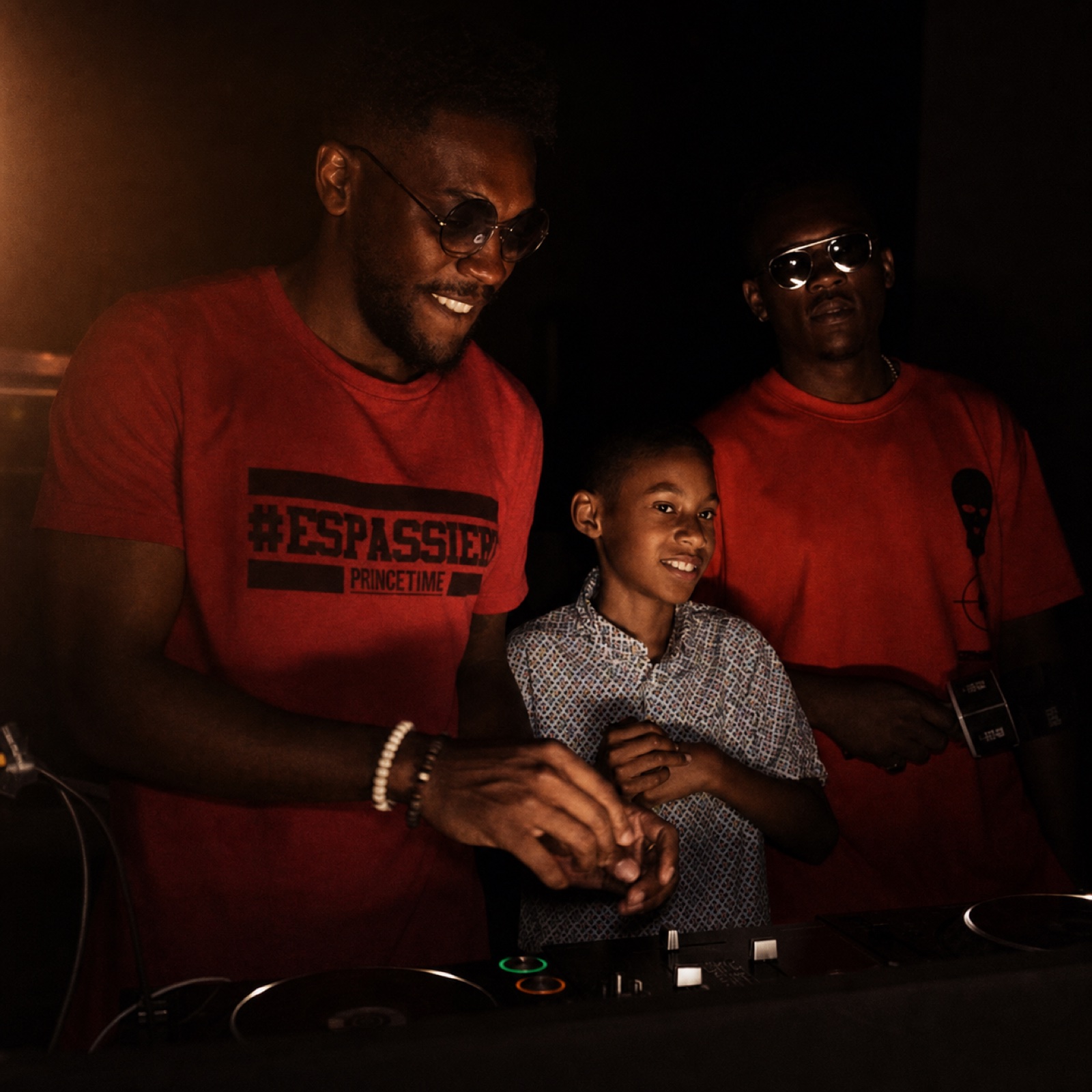 DJ King Halim und Princetime im #Espassiert-Shirt an den Decks